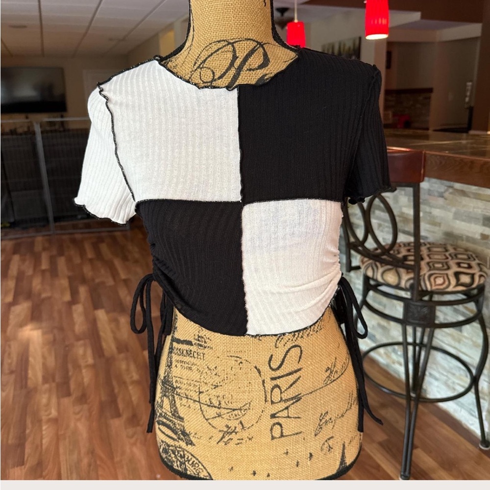 Size small black and white color block crop top with cinching sides